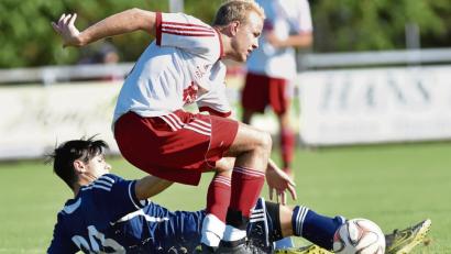 Bild: A. Schwarzmeier
Der Tännesberger Marco Geier (weißes Trikot) wird vom Ettmannsdorfer Lukas Schreyer hart angegangen. Der SC Ettmannsdorf II behielt in Tännesberg mit 4:1 die Oberhand.