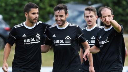 Bild: Büttner
Der Vohenstraußer Stefan Gmeiner (Zweiter von links) freut sich mit den Mannschaftskollegen über seinen Treffer zum 1:0. Die SpVgg Vohenstrauß bezwang die DJK Ebnath mit 2:0 und bleibt Tabellenführer der Kreisliga Nord.