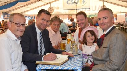Bild: bö
Familiär im Kreis der CSU beim Vilstalfest. Von links Bürgermeister Erwin Geitner, MdB Stephan Mayer, Josef Weinfurtner, Henner Wasmuth, Victoria Schwartz und Papa Dr. Harald Schwartz