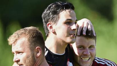 Bild: A. Schwarzmeier
Die Pfreimder kamen nach dem Coup gegen Etzenricht nicht mehr aus dem Grinsen raus. Sebastian Ring (von links) bejubelte den 2:1-Erfolg mit dem bärenstarken SpVgg-Keeper Dominik Aurich sowie Matchwinner und zweifachem Torschützen Bastian Lobinger.