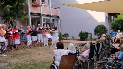 Bild: u
Mit seiner Sommerserenade bereitet der gemischte Chor unter Leitung von Jana Müller (stehend vorne) den Bewohnern des BRK-Seniorenwohn- und Pflegeheims St. Barbara und den zahlreichen Gästen einen stimmungsvollen wie kurzweiligen Abend.