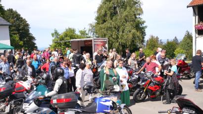 Bild: fvo
Pfarrer Albert Hölzl bei der Segnung der unzähligen Bikes, die zum Gottesdienst angerollt sind.