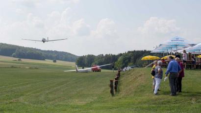 Bild: exb
Die Zuschauer konnten viele Starts und Landungen am Fichtelbrunner Flugplatz hautnah miterleben.