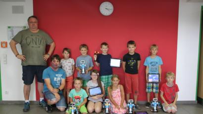 Bild: den
Neun Kinder basteln an einem Nachmittag fünf Roboter. Dabei helfen ihnen Gemeinderat Wolfgang Bauer und Jugendbeauftragter Andreas Heinz (von links).