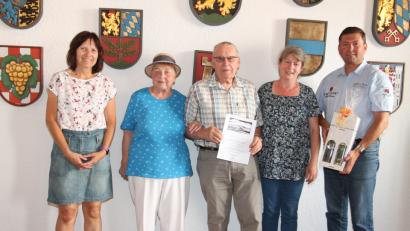 Bild: pi
Bürgermeister Rainer Rewitzer und Theresia Rewitzer gratulieren dem Urlauberpaar Fejfar, das zum 25. Mal in der Pension von Christa Ärmer Ferien macht.