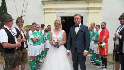 Bild: sei
Goaßlschnalzer, Fußballer, Freunde und Kollegen stehen bei der Hochzeit von Susanne und Stefan Mutzbauer Spalier