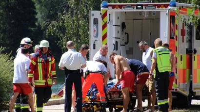 Bild: jma
Bei der Erstversorgung des verunglückten Badegastes arbeiten die Rettungskräfte hervorragend zusammen.