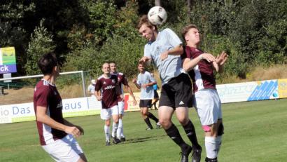 Bild: Rudi Gebert
Die Sportfreunde Kondrau entschieden das Nachbarduell beim SV Steinmühle klar mit 3:0 für sich. Hier gewinnt der Kondrauer Johannes Brunner (graues Trikot) den Luftkampf gegen Fabian Bilz. Links der Steinmühler Tobias Heimerl.