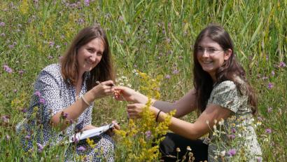 Bild: tr
Susanne Pätz (rechts) ist neue Naturschutzfachkraft an der Unteren Naturschutzbehörde in Tirschenreuth. Zurzeit geht ihr beim Kartieren Praktikantin Stefanie Braun zur Hand.