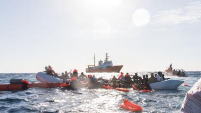 Bild: Laurin Schmid/SOS Méditerranée/dpa
Zahlreiche Flüchtlinge, die auf Booten von Libyen aus nach Italien übersetzen wollten, werden während eines Rettungseinsatzes vor der libyschen Küste geborgen. Im Hintergrund das Rettungsschiff Aquarius.