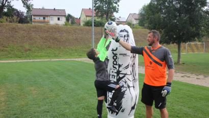 Bild: kro
Sebastian Neumann aus Mantel muss sich beim Training mit Huberth Rosner (rechts) ganz schön strecken.