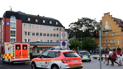 Bild: Petra Hartl
BRK und Polizei hatten am Donnerstagabend einen Einsatz am Multifuktionsplatz in Amberg.