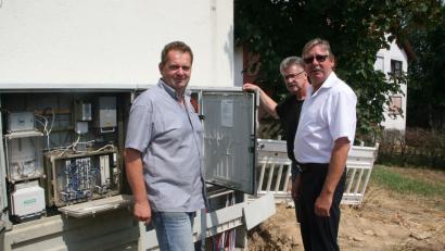 Bild: wro
Bürgermeister Wolfgang Braun begutachtet zusammen mit Franz Most (links) und Rolf Sleeboom (rechts) den Verteiler an der Ecke Gütterner Straße/Erlenweg.