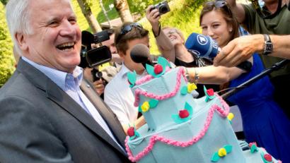 Bild: Sven Hoppe/dpa
Ausgelacht: Horst Seehofers (CSU) Torte zum 69. Geburtstag.