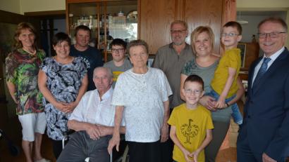 Bild: jr
Viele Glückwünsche gab es für Katharina Plaß (Mitte) zum 85. Geburtstag. Im Bild (von links) Tochter Maria, Schwiegertochter Waltraud, Sohn Konrad, Ehemann Ludwig, Enkel Patrick, Pater Benedikt Leitmayr, Sandra mit Sohn Johannes, Urenkel Maximilian (vorne) sowie Bürgermeister Max Bindl.