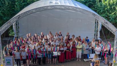 Bild: awo
Zum 675-jährigen Stadtjubiläum stehen die Sänger und Sängerinnen der Gemeinde vereint auf der Bühne.