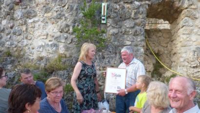 Bild: fm
Seit 20 Jahren engagiert sich der Förderverein für den Erhalt der Burgruine Lichtenegg. Bürgermeisterin Brigitte Bachmann würdigt das mit einer Urkunde, die sie dem Vorsitzenden Richard Pilhöfer überreicht.