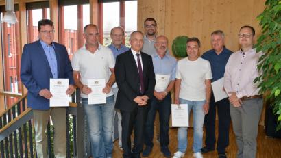 Bild: exb
Für die Dienstjubilare gibt es Urkunden. Von links: Georg Guggenberger, Matthias Steinert, Willi Perzl, Behördenleiter Thomas Gollwitzer, Markus Siebert, Reinhard Pindl, Leon Jobst, Günter Schmid und Personalratsvorsitzender Christian Keller.