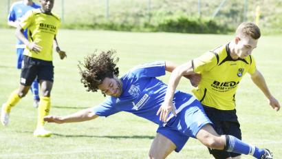 Bild: Ziegler
Ein Zweikampf zwischen dem Kastler Mittelfeldspieler Anderson Mack (links) und dem dem unglücklich agierenden Amberger Stürmer Martin Popp (rechts).