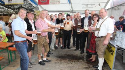 Bild: ral
Alle Ehrengäste stoßen auf ein gutes Gelingen der Kirchweih Schmidgaden an.