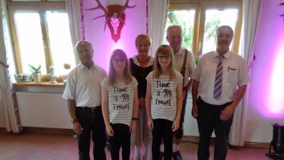 Bild: dpe
Pfarrer i.R. Dr. Josef zusammen mit dem goldenen Jubelpaar Rosa und Alfons Siegert, Bürgermeister Peter Dotzler (v. li.) und den Enkelzwillingen Antonia und Johanna (vorne)