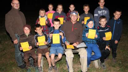 Bild: pi
Als "Junior-Fledermausexperten" zeichnet Markus Liebl (sitzend) zusammen mit Willibald Gleißner (links) Kinder aus.