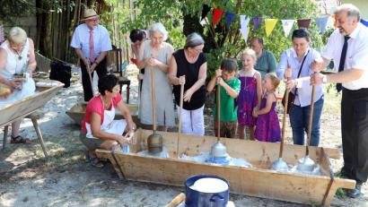 Bild: Götz
"Wäsche waschen wie anno dazu mal" führte Angela Tischler (vorne links am Waschtrog) vor. Mit der Waschmaschine und dem Trockner ist das heutzutage ein Kinderspiel.