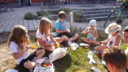 Bild: exb
Die Kinder basteln sich die eigenen Jonglierbälle.