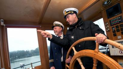 Bild: jrh
Markus Söder (CSU, rechts) als Kapitän eines Schiffes am Ammersee.