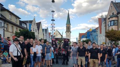 Bild: mde
Mit dem Kutschengespann bei Umzug zum Wiesenfestauftakt lassen sich die Delegation der Partnerfeuerwehr aus dem tschechischen Nepomuk sowie die Kameraden der Kemnather Feuerwehr für ein Erinnerungsfoto ablichten.