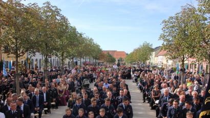 Bild: kro
Mit einem eindrucksvollen Festgottesdienst in der "guten Stube der Stadt", am Marktplatz, feierte die Feuerwehr Tirschenreuth ihren 150. Geburtstag.