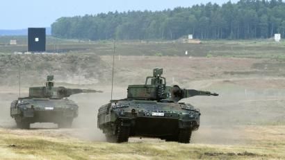 Bild: Holger Hollemann/dpa
Schützenpanzer vom Typ „Puma“ fahren während einer Schießübung über das Erprobungsgelände des Unternehmens Rheinmetall in Niedersachsen.