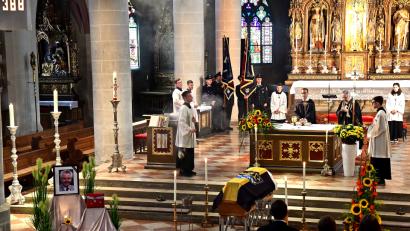 Bild: Petra Hartl
Der Sarg ist geschmückt mit den Amberger Farben, das Foto zeigt einen lächelnden Franz Prechtl. Am Freitag nahmen die Amberger Abschied von ihrem Alt-Oberbürgermeister.