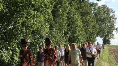 Bild: cr
Zusammen mit Hochfürstlichen Grenadieren erkunden fast 40 Teilnehmer die mit Tafeln neugestaltete Trasse der Goldenen Straße im Gemeindegebiet Neustadt und Störnstein. .