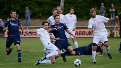 Bild: ham
Das 1:0 für den TSV Detag Wernberg kurz vor der Pause: Thimo Luff (Zweiter von links) war nach einer Ecke zur Stelle und brachte die „Lila-Weißen“ gegen die SpVgg Schirmitz auf die Siegerstraße. 4:0 hieß es nach 90 Minuten.