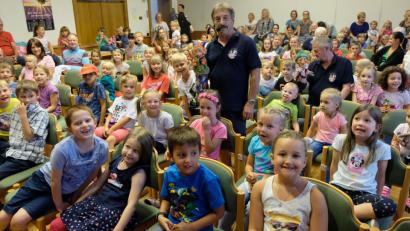 Bild: le
Kasperltheater ist nach wie vor überaus beliebt bei den Kindern, das freut vor allem Puppenspieler Hermann Papacek. Zum Abschluss der Ferientournee kommen rund 140 Kinder in das Pfarrheim.