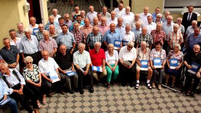 Bild: R. Kreuzer
Über 50 Mitglieder erhielten für über 50 Jahre Treue die Urkunde der Volksbank Raiffeisenbank Nordoberpfalz aus den Händen von Vorstand Herrmann Ott.