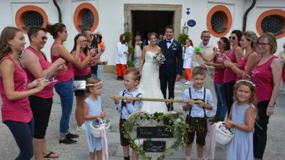 Bild: jr
Strahlend verließ das Brautpaar die Dreifaltigkeitskirche, wo es von den "Jumping Fitness"-Damen des TV Waldsassen und den Fußballern der Sportfreunde Kondrau erwartet wurde.