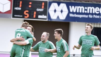Bild: Ziegler
53. Spielminute: Der Riedener Torschütze zur 2:1-Führung, Doppelschütze Jonas Hofrichter (links vorne), lässt sich von seinen Teamkameraden begeistert feiern.