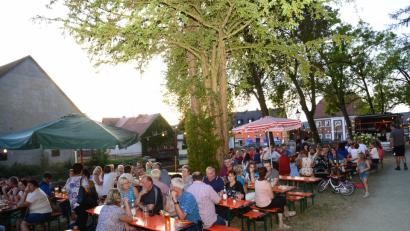 Bild: bey
Am Abend füllen sich die Plätze entlang des Stadtweihers unterm Kreuzberg.
