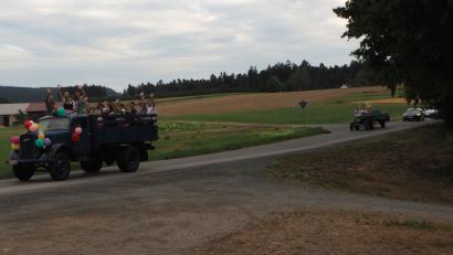 Bild: gz
Der historische Opel Blitz und ein darauf folgender Traktoranhänger haben auf dem Weg zum Polterabend einiges geladen.