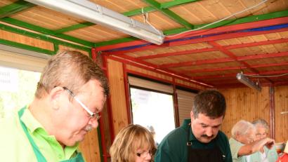 Bild: bey
Zweiter Vorsitzender Artur Leonhardt, Roswitha Grünbauer und Vorsitzender Helmut Grünbauer bereiten die Schweinshaxen und den Schweinebraten zur Ausgabe vor.