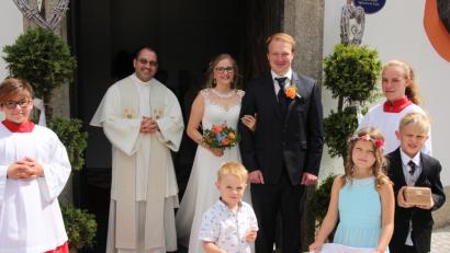 Bild: kro
Bianca und Bastian Bauer mit Pater Gabriel beim Verlassen der Kappl-Kirche.