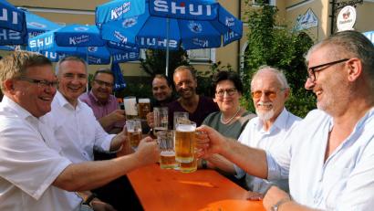 Bild: gf
OB Michael Cerny (links) und CSU-Vorsitzender Manfred Rauscher (rechts) stoßen mit den Gästen auf die Kirchweih an.