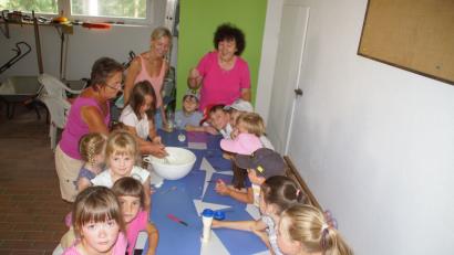 Bild: mmj
Mit der Zubereitung einer "Frankfurter Soße" beschäftigten sich die Kinder vom "Club Natur" des Gartenbauvereins Dietersdorf.