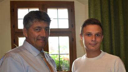 Bild: rgr
Noah Ruhland (rechts) wird von Bürgermeister Edgar Knobloch (links) im Rathaus empfangen, der zu seinem 1,0-Abitur gratuliert.