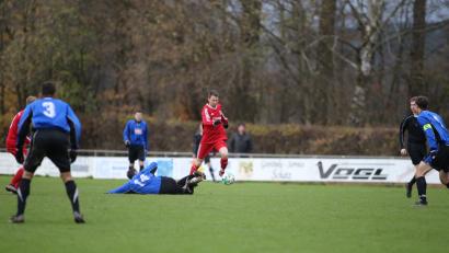 Bild: eg
Trainer Christian Most – hier noch in der vorigen Saison im roten Trikot der SpVgg Pfreimd – erzielte beim 3:0-Sieg gegen den SV Sorghof ein Tor. Auch im nächsten Heimspiel am Mittwoch gegen den SV Raigering wird der Coach des Tabellenführers seine Mannschaft wieder richtig eingestellt haben.