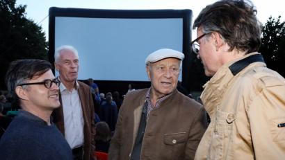 Bild: Gerhard Götz
Gespannt auf die Reaktion des Heim-Publikums auf ihren Film „Wackersdorf“ zeigten sich Regisseur Oliver Haffner (links) und Produzent Ingo Fliess. Vor der Vorführung im Open-Air-Kino auf dem Hubmannwöhrl war noch Zeit für einen Plausch mit Altlandrat und Hauptfigur Hans Schuierer (Zweiter von rechts) sowie stellvertretendem Landrat Arnold Kimmerl (Zweiter von links), der ebenfalls im WAA-Widerstand aktiv war.