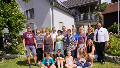 Bild: fvo
Zusammen mit ihrer Familie feiert Hedwig Prößl (stehend Fünfte von rechts) aus Woppenrieth ihren 80. Geburtstag.