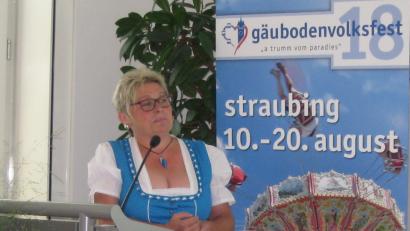 Bild: slu
Dr. Ludwig Schießl und seine Gattin Maria leisteten einen Beitrag zum Begleitprogramm des Gäubodenvolksfestes in Straubing.